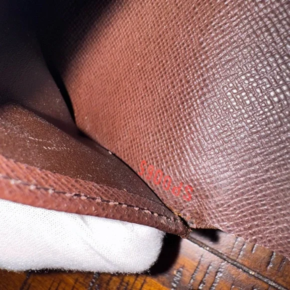 Louis Vuitton
Vintage 2005 Damier Elise Wallet - Picture 14 of 15